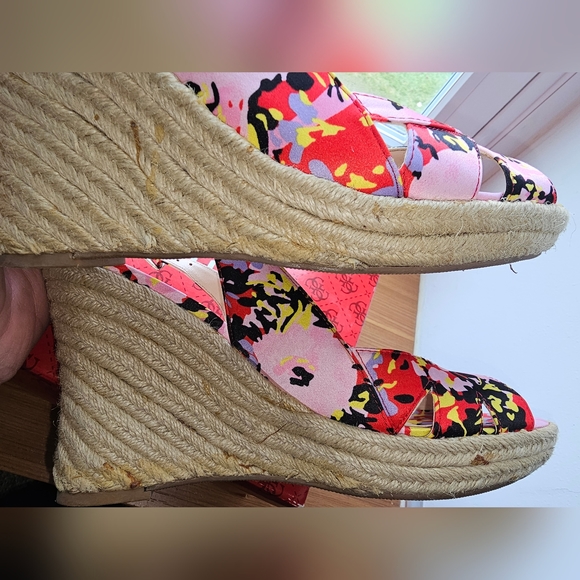 Guess floral wedge heels, pink/red/yellow/black fabric. Size 8.5M - Picture 5 of 7